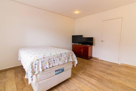 Casa à venda com 328m², 4 quartos e 2 vagas Casa à venda com 328m², 4 quartos e 2 vagasSuíte 4