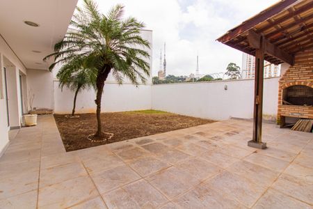 Casa à venda com 328m², 4 quartos e 2 vagas Casa à venda com 328m², 4 quartos e 2 vagasÁrea externa
