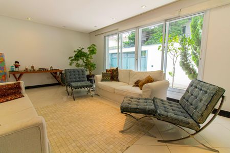 Casa à venda com 328m², 4 quartos e 2 vagas Casa à venda com 328m², 4 quartos e 2 vagasSala