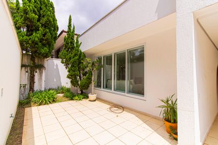 Casa à venda com 328m², 4 quartos e 2 vagas Casa à venda com 328m², 4 quartos e 2 vagasEntrada