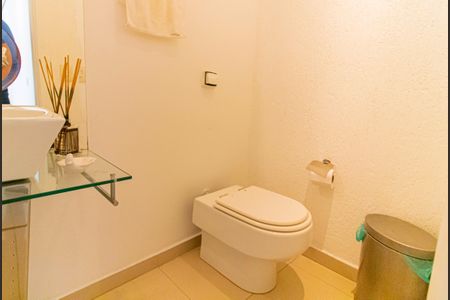 Casa à venda com 328m², 4 quartos e 2 vagas Casa à venda com 328m², 4 quartos e 2 vagasLavabo