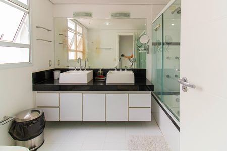 Casa à venda com 328m², 4 quartos e 2 vagas Casa à venda com 328m², 4 quartos e 2 vagasBanheiro da Suíte 1