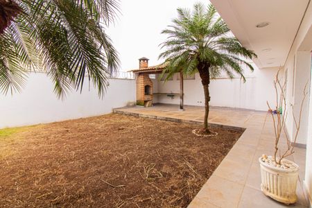 Casa à venda com 328m², 4 quartos e 2 vagas Casa à venda com 328m², 4 quartos e 2 vagasÁrea externa