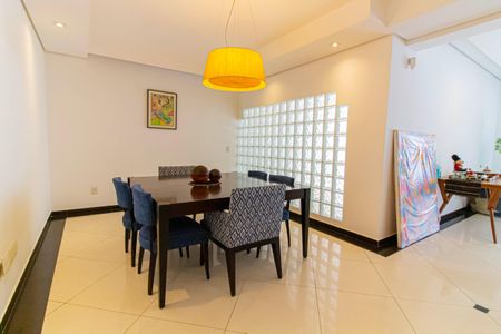 Casa à venda com 328m², 4 quartos e 2 vagas Casa à venda com 328m², 4 quartos e 2 vagasSala de Jantar