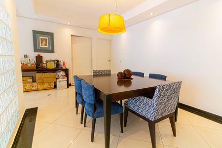 Casa à venda com 328m², 4 quartos e 2 vagas Casa à venda com 328m², 4 quartos e 2 vagasSala de Jantar