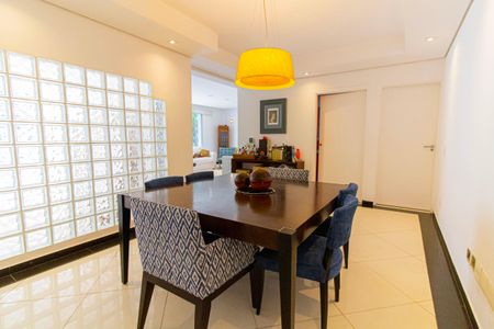 Casa à venda com 328m², 4 quartos e 2 vagas Casa à venda com 328m², 4 quartos e 2 vagasSala de Jantar