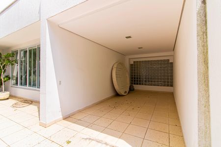 Casa à venda com 328m², 4 quartos e 2 vagas Casa à venda com 328m², 4 quartos e 2 vagasGaragem