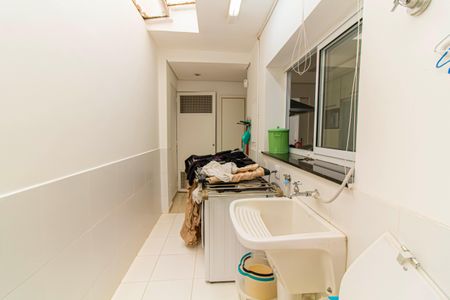 Casa à venda com 328m², 4 quartos e 2 vagas Casa à venda com 328m², 4 quartos e 2 vagasÁrea de Serviço