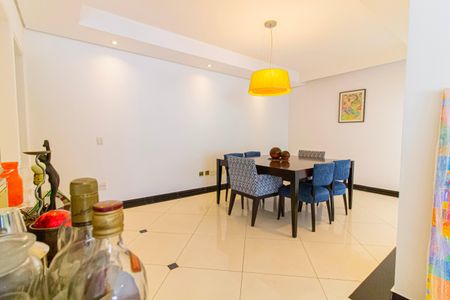 Casa à venda com 328m², 4 quartos e 2 vagas Casa à venda com 328m², 4 quartos e 2 vagasSala de Jantar