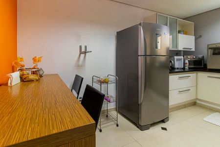 Casa à venda com 328m², 4 quartos e 2 vagas Casa à venda com 328m², 4 quartos e 2 vagasCozinha