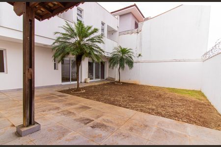 Casa à venda com 328m², 4 quartos e 2 vagas Casa à venda com 328m², 4 quartos e 2 vagasÁrea externa