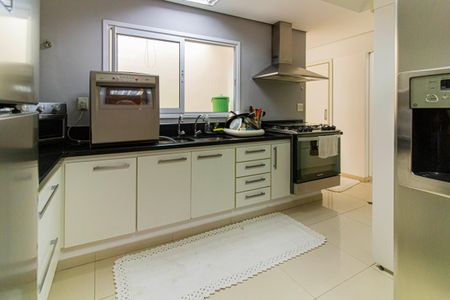 Casa à venda com 328m², 4 quartos e 2 vagas Casa à venda com 328m², 4 quartos e 2 vagasCozinha