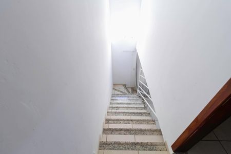 Casa de condomínio para alugar com 82m², 2 quartos e 1 vagaEscada