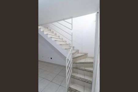 Casa de condomínio para alugar com 82m², 2 quartos e 1 vagaEscada