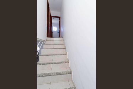 Casa de condomínio para alugar com 82m², 2 quartos e 1 vagaEscada