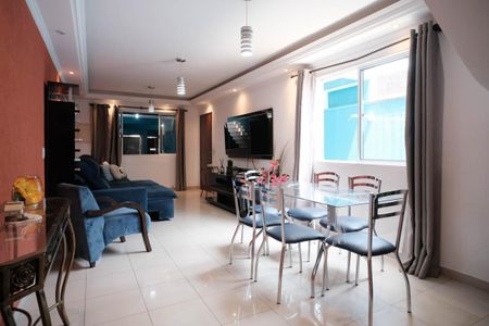 Casa à venda com 200m², 4 quartos e 4 vagas Casa à venda com 200m², 4 quartos e 4 vagasSala