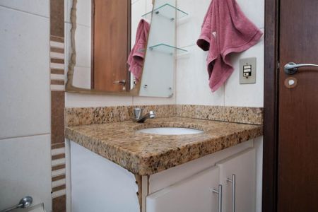 Casa à venda com 200m², 4 quartos e 4 vagas Casa à venda com 200m², 4 quartos e 4 vagasBanheiro 1