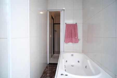 Casa à venda com 200m², 4 quartos e 4 vagas Casa à venda com 200m², 4 quartos e 4 vagasBanheiro da Suíte