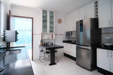 Casa à venda com 200m², 4 quartos e 4 vagas Casa à venda com 200m², 4 quartos e 4 vagasCozinha