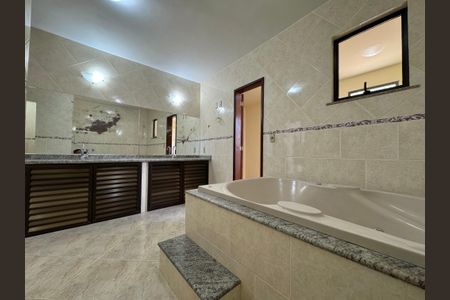 Apartamento à venda com 220m², 3 quartos e 3 vagas Apartamento à venda com 220m², 3 quartos e 3 vagasSuíte - Banheiro