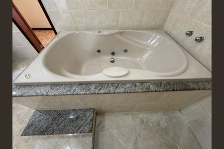 Apartamento à venda com 220m², 3 quartos e 3 vagas Apartamento à venda com 220m², 3 quartos e 3 vagasSuíte - Banheiro