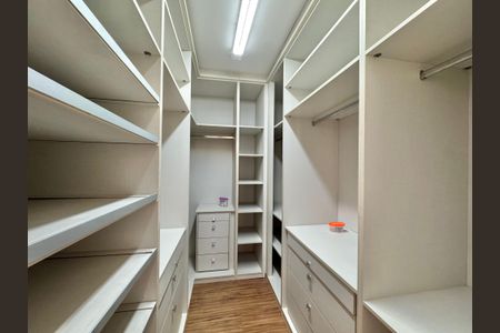 Casa de condomínio para alugar com 550m², 6 quartos e 6 vagas Casa de condomínio para alugar com 550m², 6 quartos e 6 vagasSuíte 4 - Closet