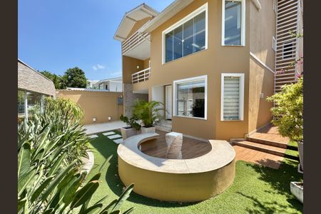 Casa de condomínio para alugar com 550m², 6 quartos e 6 vagas Casa de condomínio para alugar com 550m², 6 quartos e 6 vagasÁrea externa