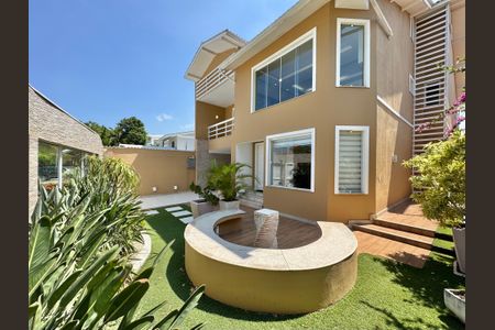 Casa de condomínio para alugar com 550m², 6 quartos e 6 vagas Casa de condomínio para alugar com 550m², 6 quartos e 6 vagasÁrea externa