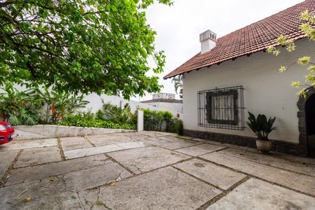 Casa à venda com 208m², 6 quartos e 4 vagas Casa à venda com 208m², 6 quartos e 4 vagasQuintal e Garagem