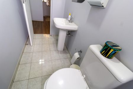 Casa à venda com 208m², 6 quartos e 4 vagas Casa à venda com 208m², 6 quartos e 4 vagasLavabo 2