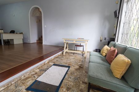 Casa à venda com 208m², 6 quartos e 4 vagas Casa à venda com 208m², 6 quartos e 4 vagasSala