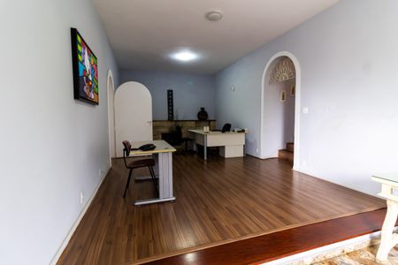 Casa à venda com 208m², 6 quartos e 4 vagas Casa à venda com 208m², 6 quartos e 4 vagasSala