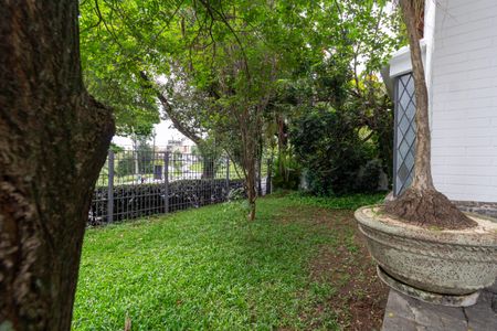 Casa à venda com 208m², 6 quartos e 4 vagas Casa à venda com 208m², 6 quartos e 4 vagasQuintal