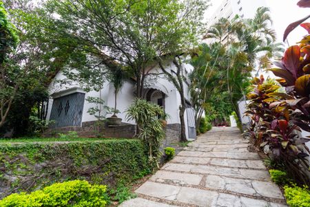 Casa à venda com 208m², 6 quartos e 4 vagas Casa à venda com 208m², 6 quartos e 4 vagasFachada