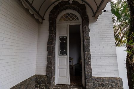 Casa à venda com 208m², 6 quartos e 4 vagas Casa à venda com 208m², 6 quartos e 4 vagasEntrada