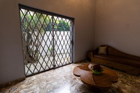 Casa à venda com 208m², 6 quartos e 4 vagas Casa à venda com 208m², 6 quartos e 4 vagasSaleta