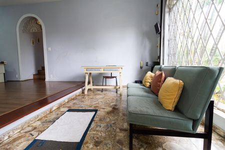 Casa à venda com 208m², 6 quartos e 4 vagas Casa à venda com 208m², 6 quartos e 4 vagasSala