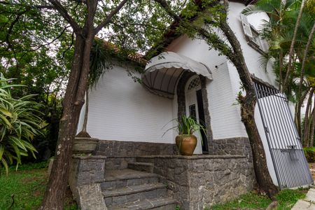 Casa à venda com 208m², 6 quartos e 4 vagas Casa à venda com 208m², 6 quartos e 4 vagasFachada