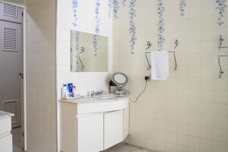 Casa à venda com 469m², 3 quartos e 4 vagasBanheiro da Suite 1