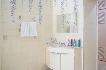 Casa à venda com 469m², 3 quartos e 4 vagasBanheiro da Suite 1