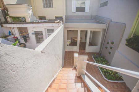 Casa à venda com 120m², 2 quartos e 1 vaga Casa à venda com 120m², 2 quartos e 1 vagaEscadas