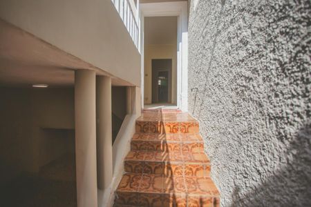 Casa à venda com 120m², 2 quartos e 1 vaga Casa à venda com 120m², 2 quartos e 1 vagaEscadas - entrada