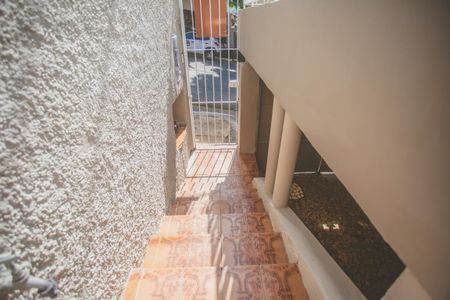 Casa à venda com 120m², 2 quartos e 1 vaga Casa à venda com 120m², 2 quartos e 1 vagaEscadas - entrada