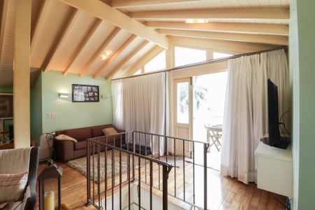 Casa à venda com 450m², 3 quartos e 3 vagas Casa à venda com 450m², 3 quartos e 3 vagasSótão