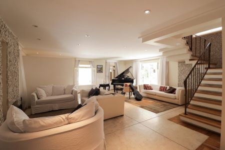 Casa à venda com 450m², 3 quartos e 3 vagas Casa à venda com 450m², 3 quartos e 3 vagasSala