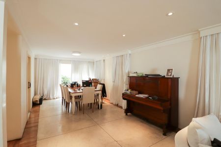 Casa à venda com 450m², 3 quartos e 3 vagas Casa à venda com 450m², 3 quartos e 3 vagasSala