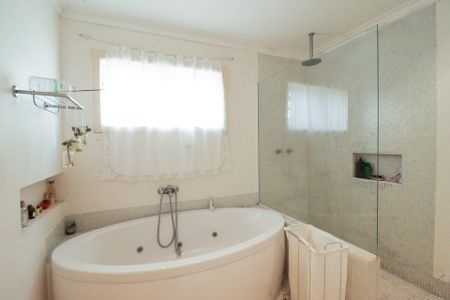 Casa à venda com 450m², 3 quartos e 3 vagas Casa à venda com 450m², 3 quartos e 3 vagasBanheiro da Suíte 1