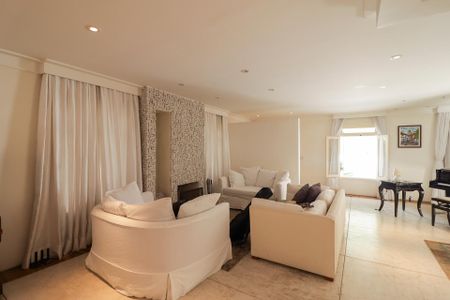 Casa à venda com 450m², 3 quartos e 3 vagas Casa à venda com 450m², 3 quartos e 3 vagasSala