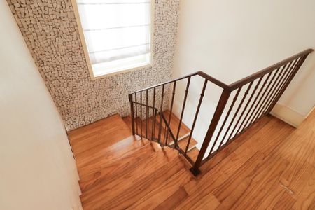 Casa à venda com 450m², 3 quartos e 3 vagas Casa à venda com 450m², 3 quartos e 3 vagasEscada