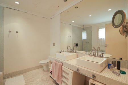 Casa à venda com 450m², 3 quartos e 3 vagas Casa à venda com 450m², 3 quartos e 3 vagasBanheiro da Suíte 1